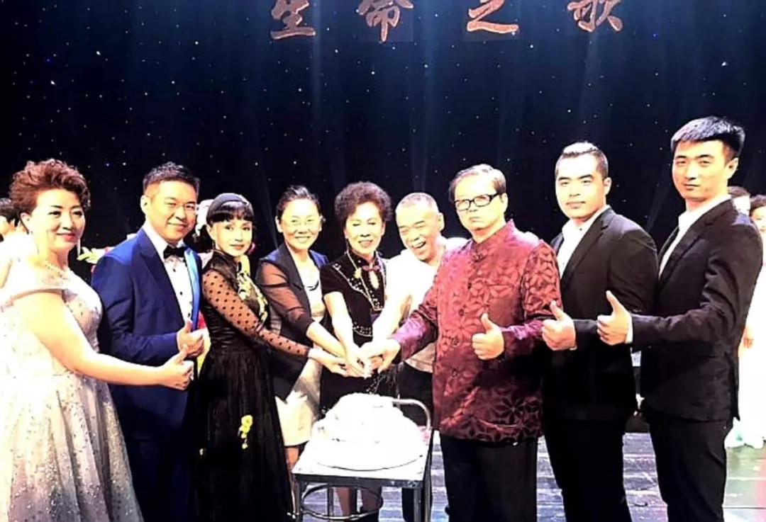 凯发K8旗舰厅集团总裁陈艳女士、运营总裁陈向东等企业高管与深圳凤凰涅槃艺术团郭丽英团长及团员们一起分享生日的甜蜜和快乐，分享生命绽放的美丽