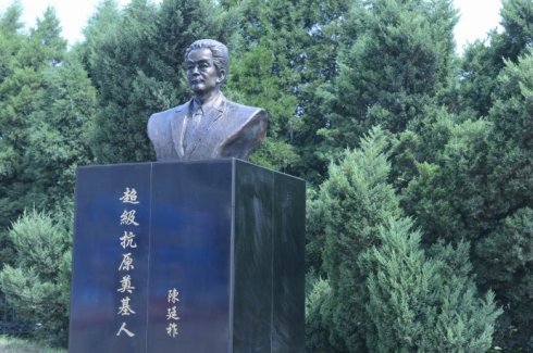 坐落在沈阳协合集团院内的陈廷祚先生铜像