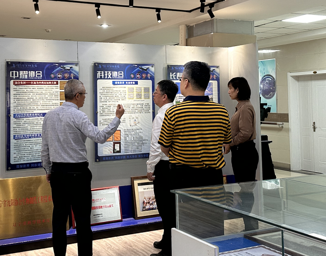 束从杰认真听取了协合集团发展历程、研发团队建设、产品应用领域、合作客户拓展等介绍